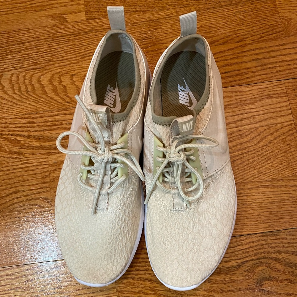 Never Worn Women’s Size 8 Snake Print Nike Juvenate Sneakers